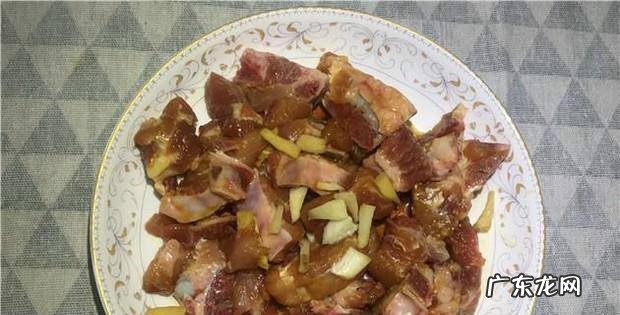 红萝卜蒸猪小排的家常做法