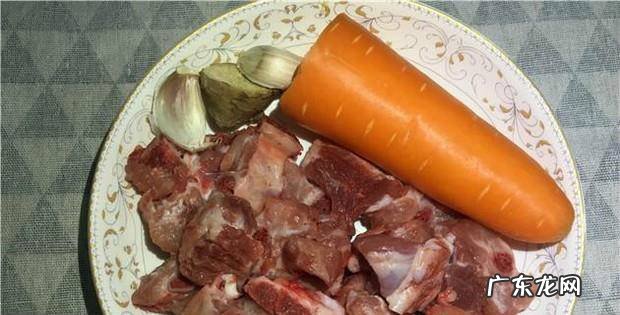红萝卜蒸猪小排的家常做法