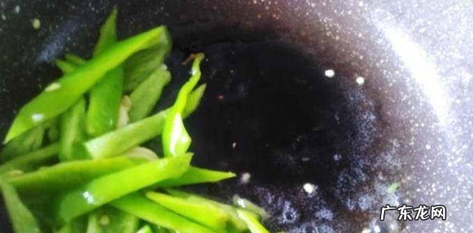 青椒焖鱼头的做法