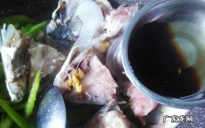 青椒焖鱼头的做法