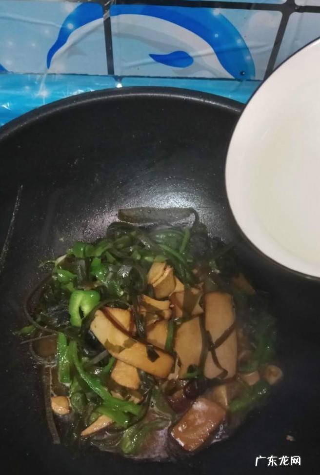 怎样做美味的青椒海带炒豆干