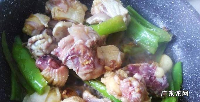 青椒炒鸡肉的做法