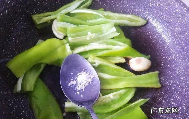 青椒炒鸡肉的做法