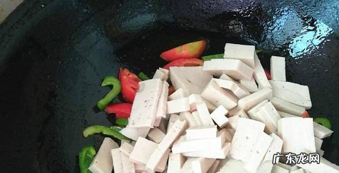 怎么做西红柿青椒炒千层豆腐好吃