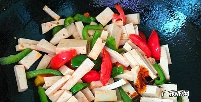 怎么做西红柿青椒炒千层豆腐好吃