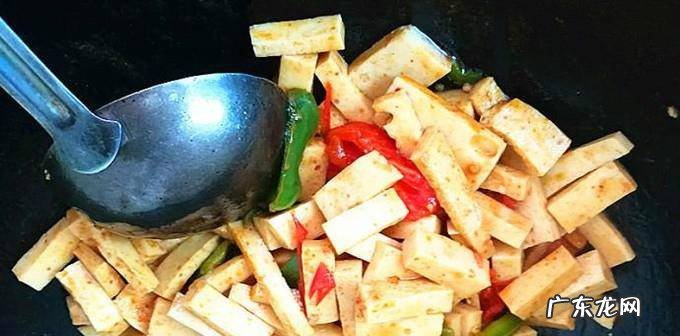 怎么做西红柿青椒炒千层豆腐好吃