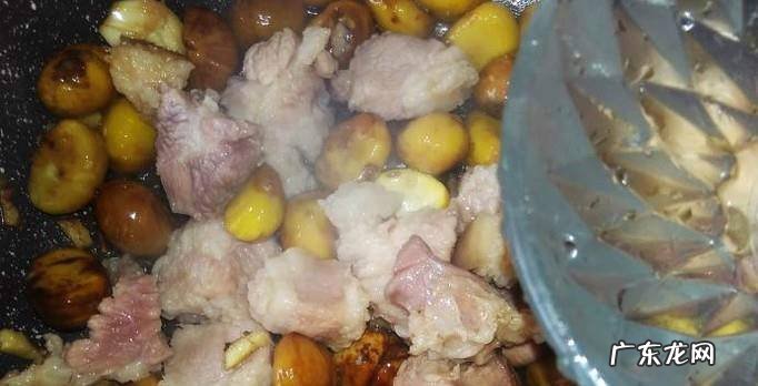 板栗焖猪肉的做法