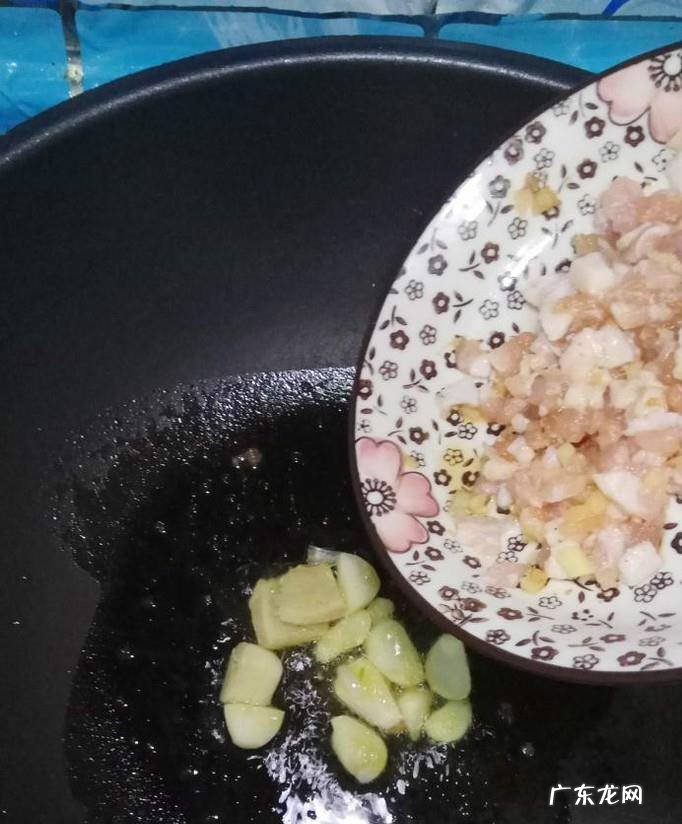 怎样做美味的木耳粉条炒肉末