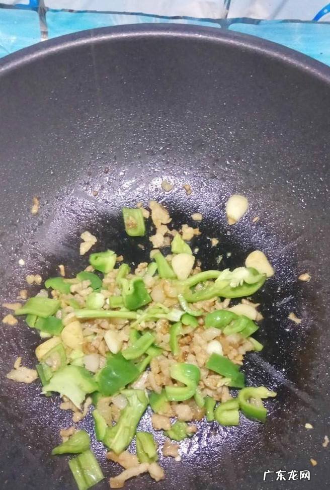 怎样做美味的木耳粉条炒肉末
