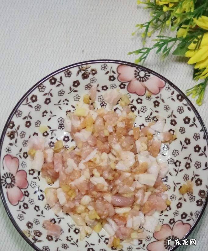 怎样做美味的木耳粉条炒肉末