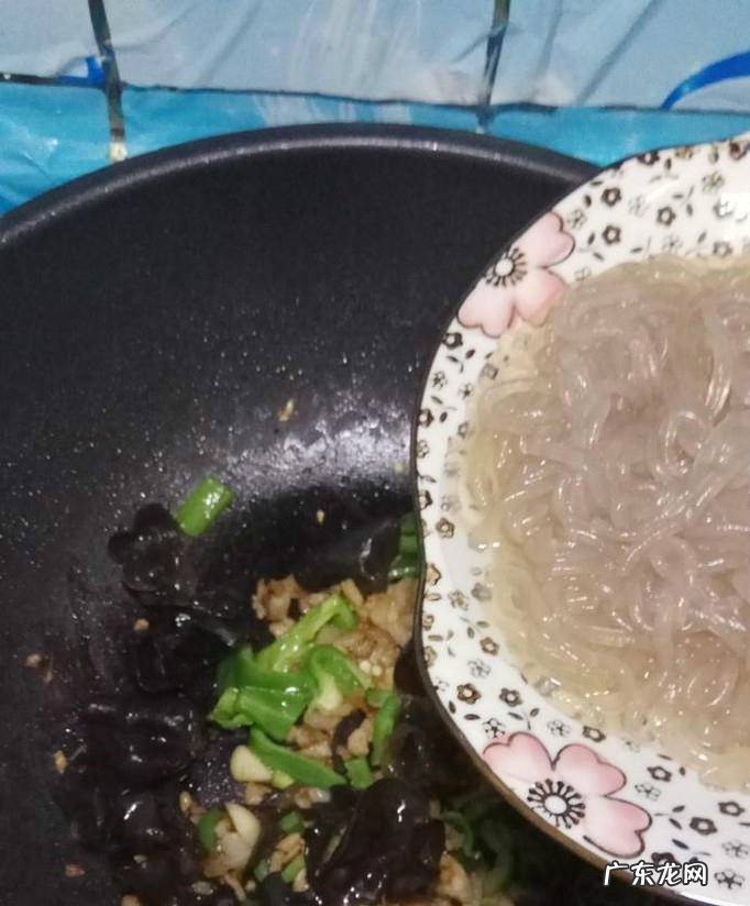 怎样做美味的木耳粉条炒肉末