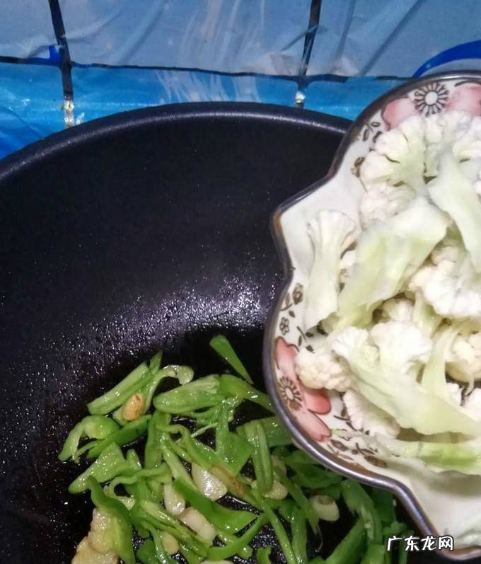 怎样做美味的花菜炒青椒