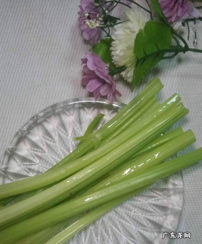 怎样做美味的芹菜胡萝卜炒香菇