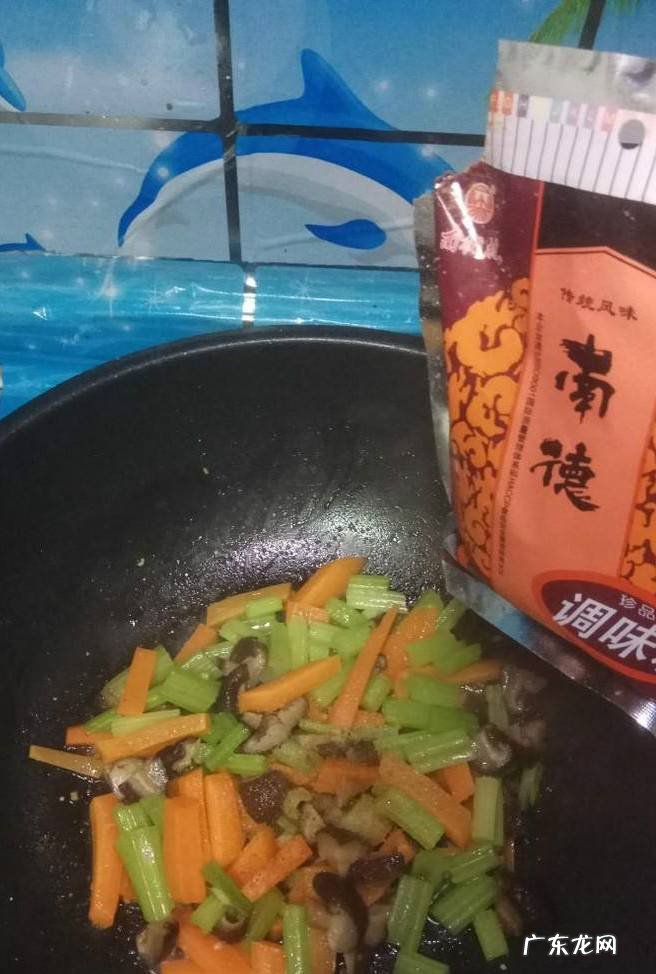怎样做美味的芹菜胡萝卜炒香菇