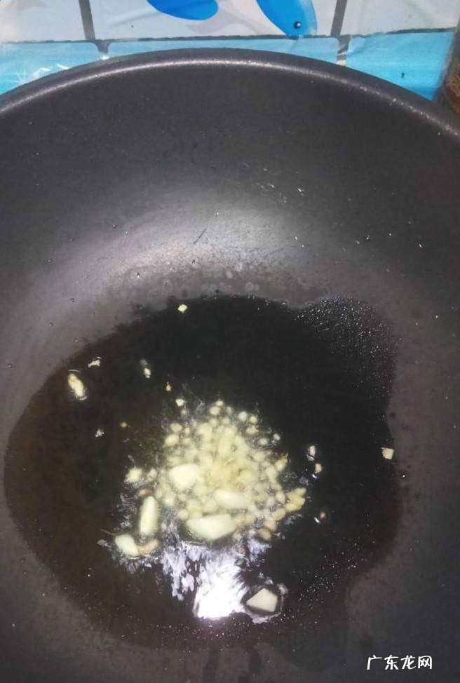 怎样做美味的芹菜胡萝卜炒香菇