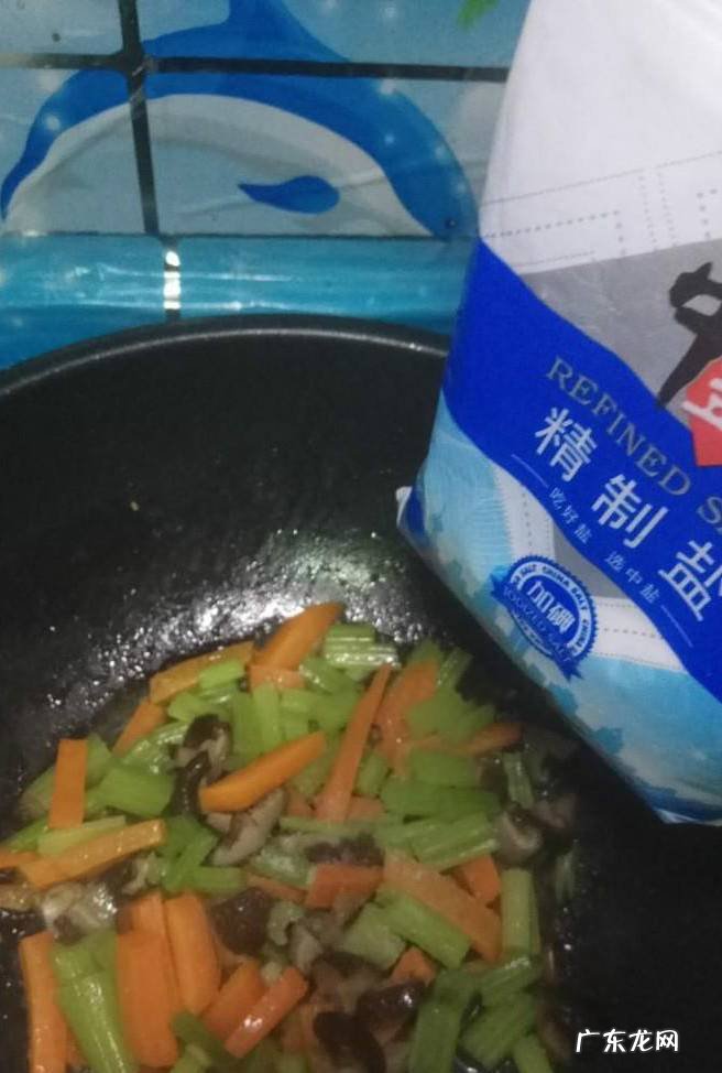 怎样做美味的芹菜胡萝卜炒香菇