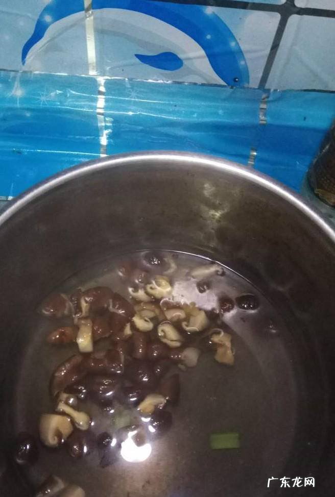 怎样做美味的芹菜胡萝卜炒香菇