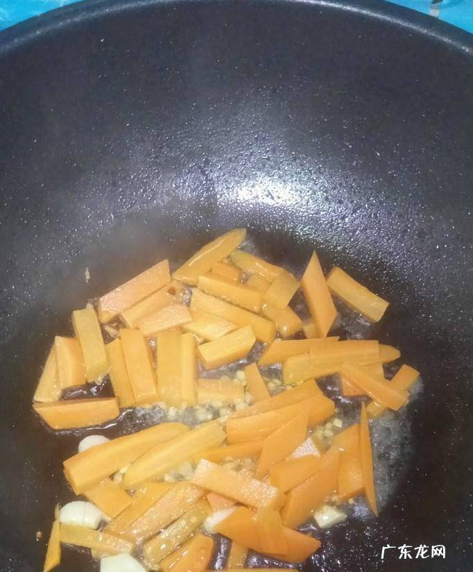 怎样做美味的芹菜胡萝卜炒香菇