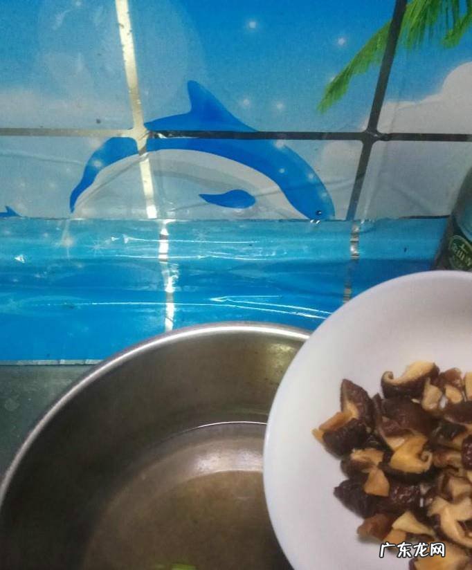 怎样做美味的芹菜胡萝卜炒香菇