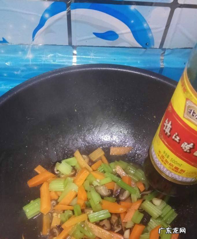 怎样做美味的芹菜胡萝卜炒香菇