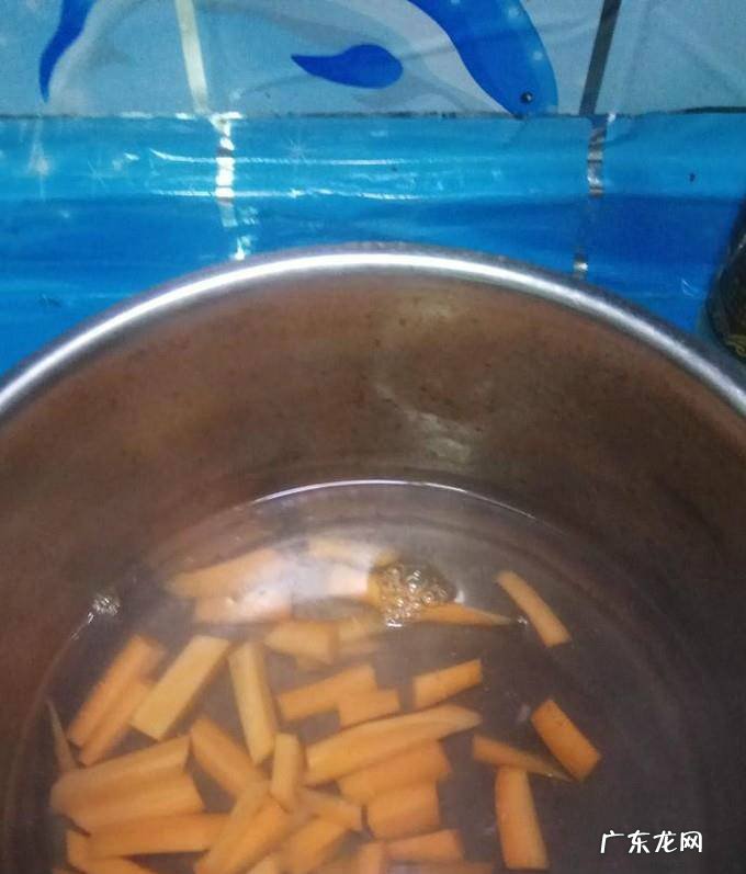 怎样做美味的芹菜胡萝卜炒香菇