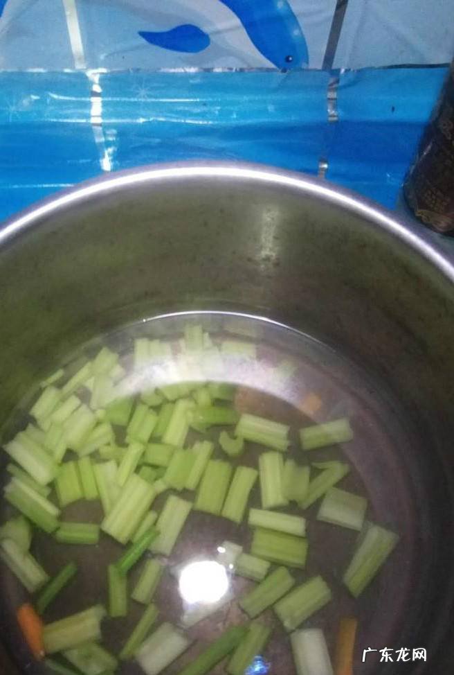 怎样做美味的芹菜胡萝卜炒香菇