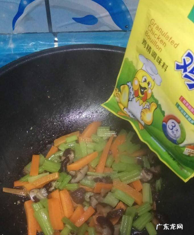 怎样做美味的芹菜胡萝卜炒香菇