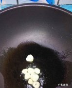 怎样做美味的双椒炒剩馒头