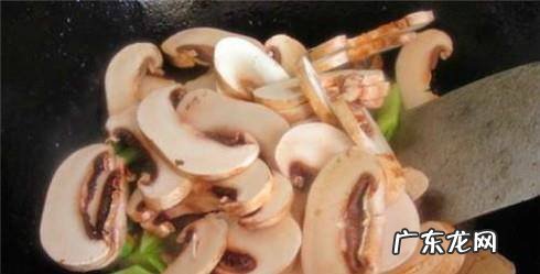 双孢菇炒肉的做法