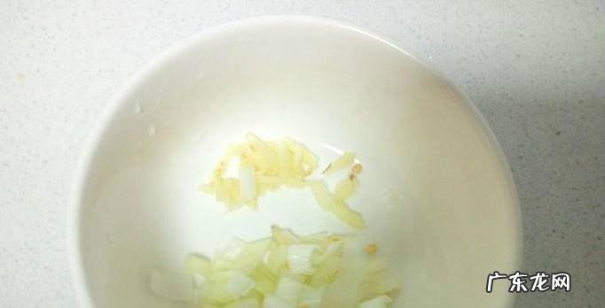 韭黄炒腊肠的家常做法
