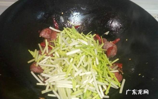 韭黄炒腊肠的家常做法