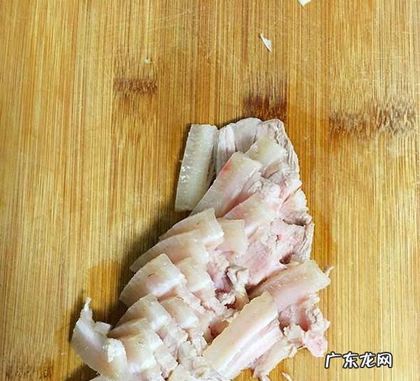 花菜木耳拌五花肉片的家常做法