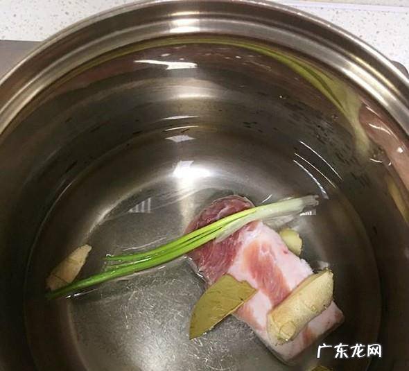 花菜木耳拌五花肉片的家常做法