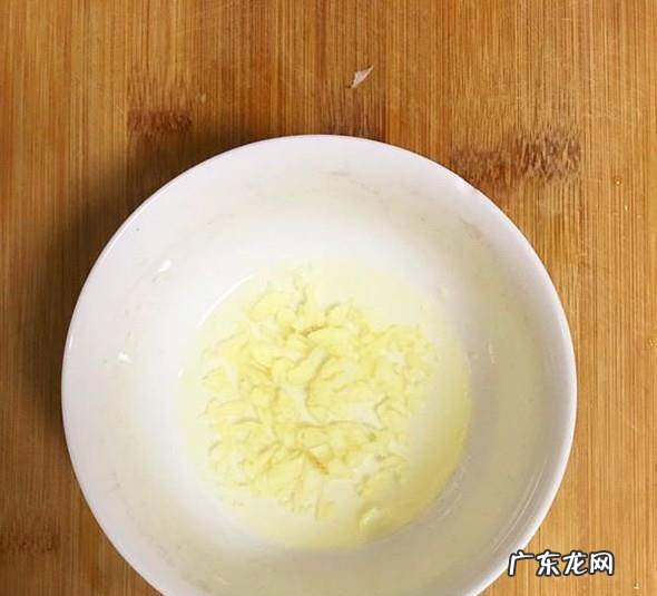 花菜木耳拌五花肉片的家常做法