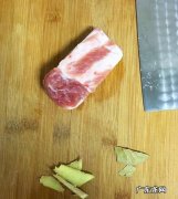 花菜木耳拌五花肉片的家常做法