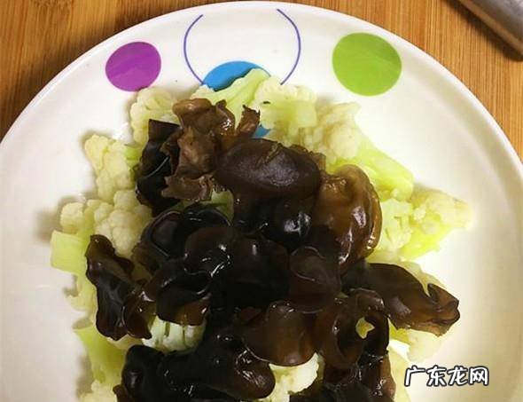 花菜木耳拌五花肉片的家常做法