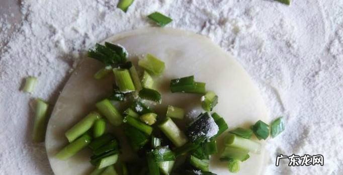 香炸韭菜饺子皮的做法