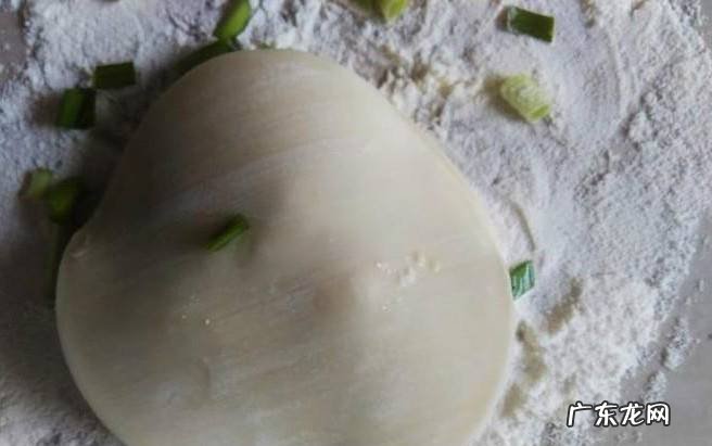香炸韭菜饺子皮的做法