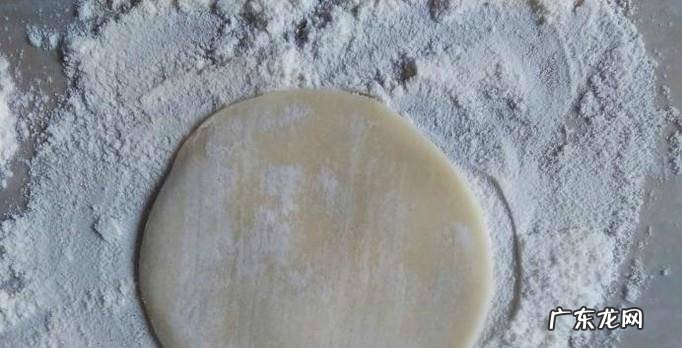 香炸韭菜饺子皮的做法