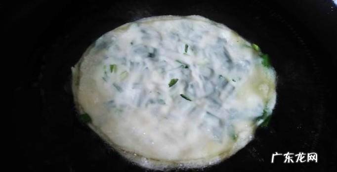 香炸韭菜饺子皮的做法