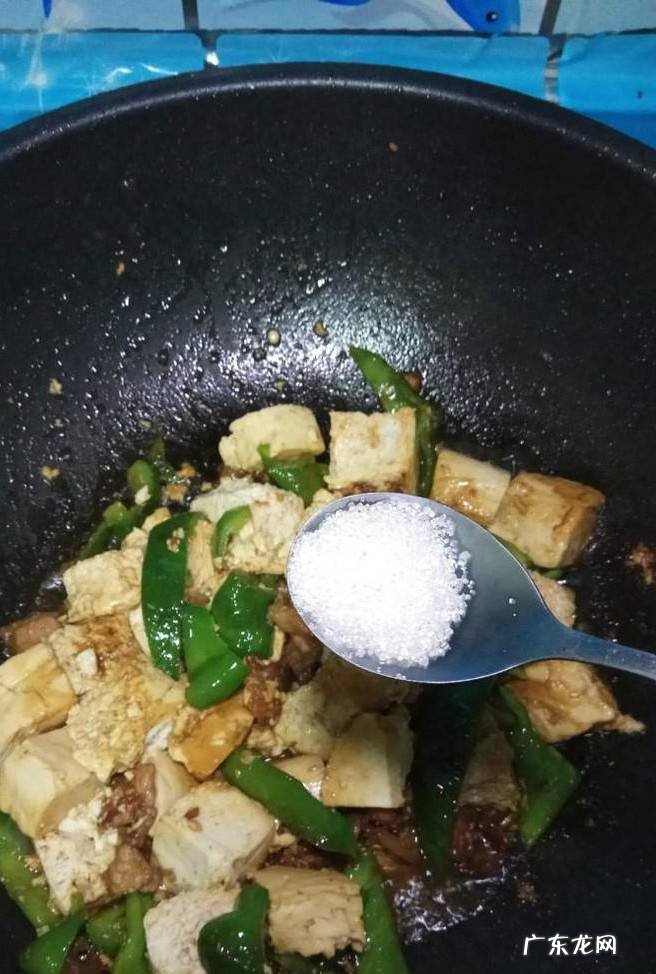 怎样做美味的五花肉炒冻豆腐