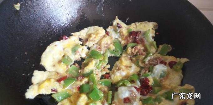 双椒炒虾酱鸡蛋的家常做法
