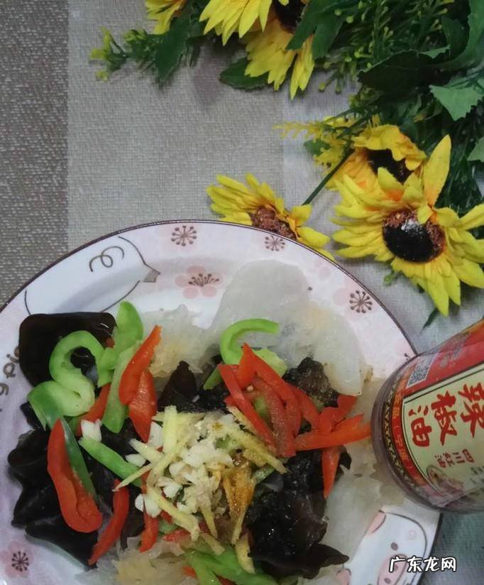 怎样做美味的凉拌彩椒双耳