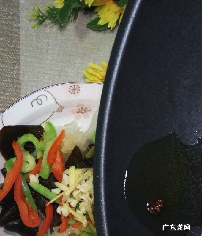 怎样做美味的凉拌彩椒双耳