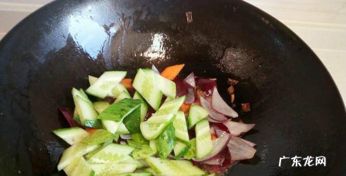 黄瓜圆葱炒鸡蛋的家常做法