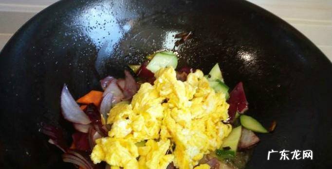 黄瓜圆葱炒鸡蛋的家常做法