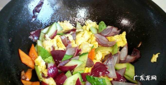 黄瓜圆葱炒鸡蛋的家常做法