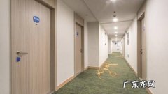 酒店房间门开着能住吗？服务员：可以,只要你不怕鬼就行!