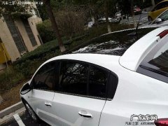 汽车车顶贴黑膜违法吗
