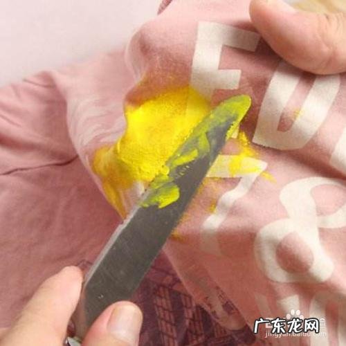 衣服上干掉的丙烯颜料怎么洗掉